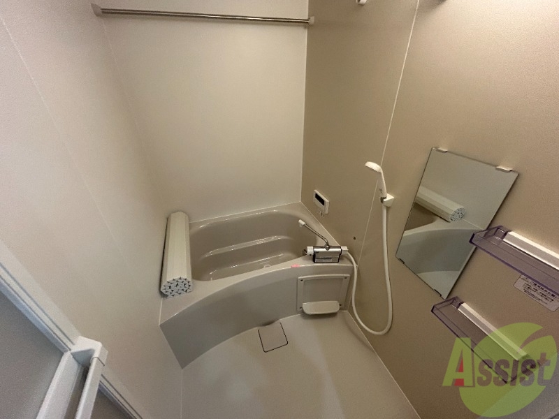 バス・シャワールーム　浴室は狭すぎず、シャワーも浴びやすそうです。