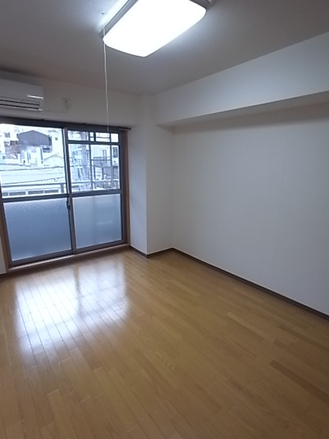 居室・リビング　フローリング　採光も良好