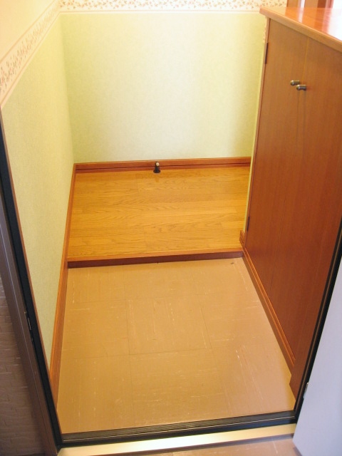 玄関　玄関はコンパクトですが靴箱収納でスッキリ！