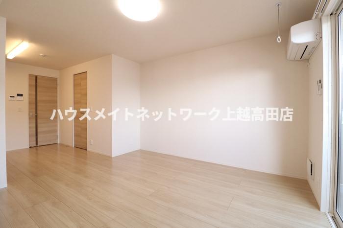 居室・リビング　洋室（参考同型202号室室内写真）