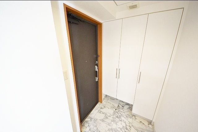 玄関　※別部屋の参考写真です。