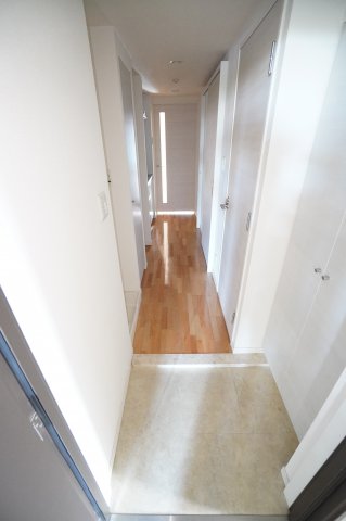 玄関　※同物件・反転タイプの写真です。