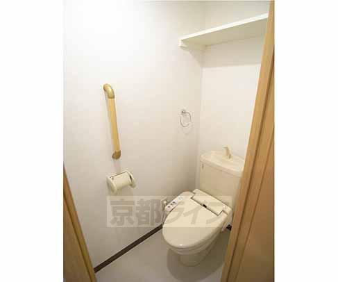 トイレ　棚付きで便利です