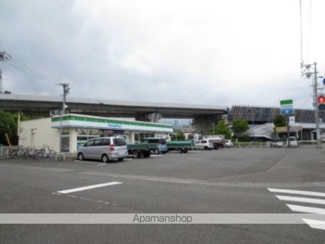 コンビニ　ファミリーマート（コンビニ）まで850m