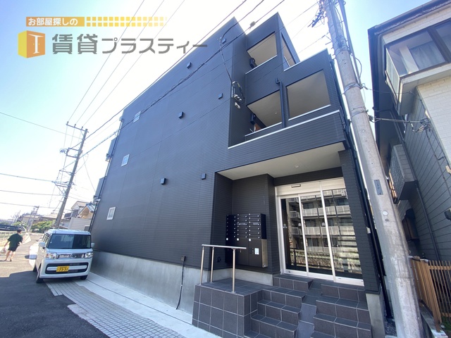 建物外観　オートロック。防犯カメラ完備の安心感。