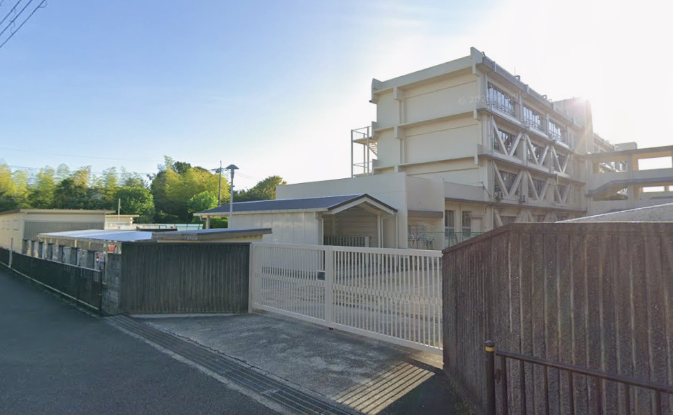 中学校　茨木市立西陵中学校（中学校）まで2390m