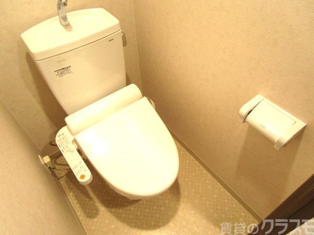 トイレ　冬場も安心の温水洗浄便座です。