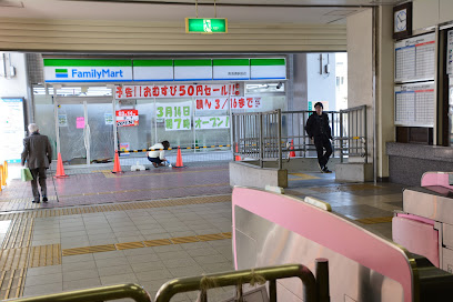 コンビニ　ファミリーマート 南海湊駅前店（コンビニ）まで360m