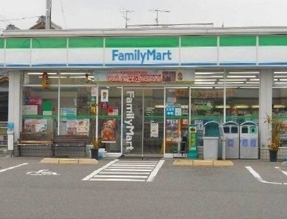 コンビニ　ファミリーマート（コンビニ）まで400m