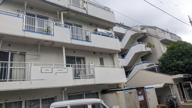 建物外観　白を基調としたマンション