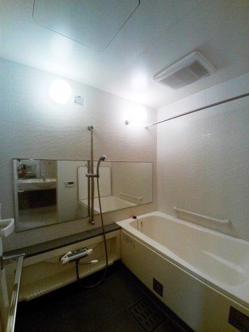 バス・シャワールーム　※別室参考写真です。清潔感のあるバスルーム