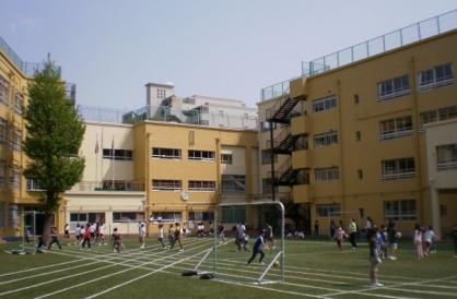 小学校　新宿区立戸塚第一小学校（小学校）まで486m