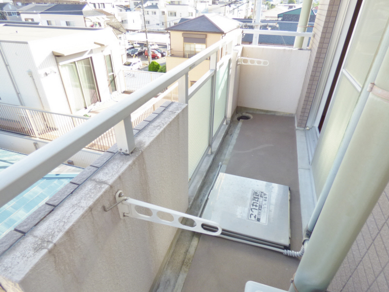 バルコニー　南東向きバルコニーで日当たり良好