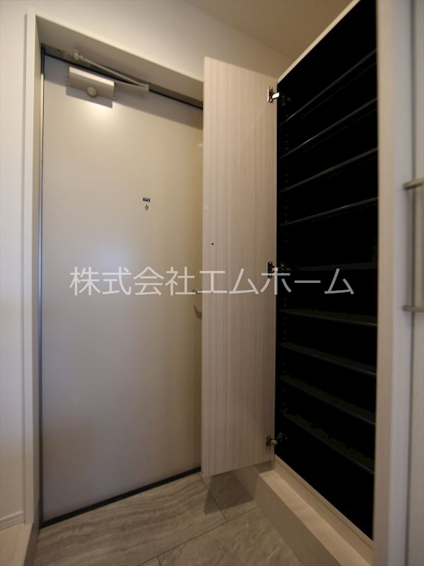 玄関　玄関　シューズボックス付（収納充実してます）