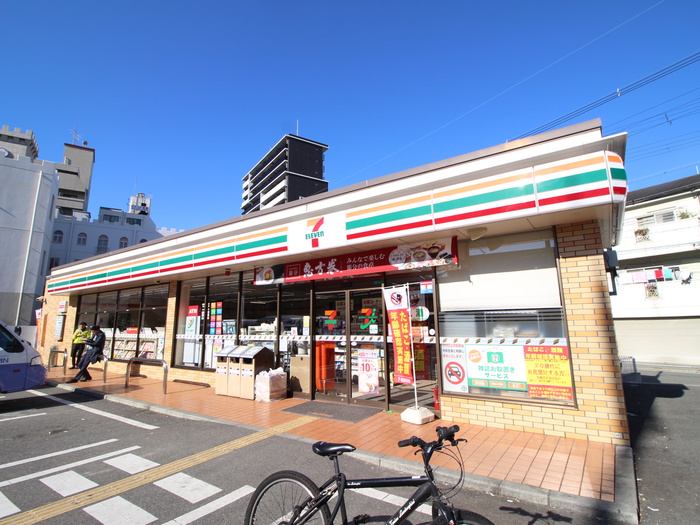 コンビニ　セブンイレブン（コンビニ）まで216m