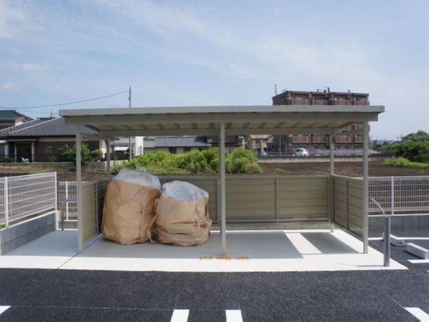 その他共有部分　屋根付きの駐輪場があります♪
