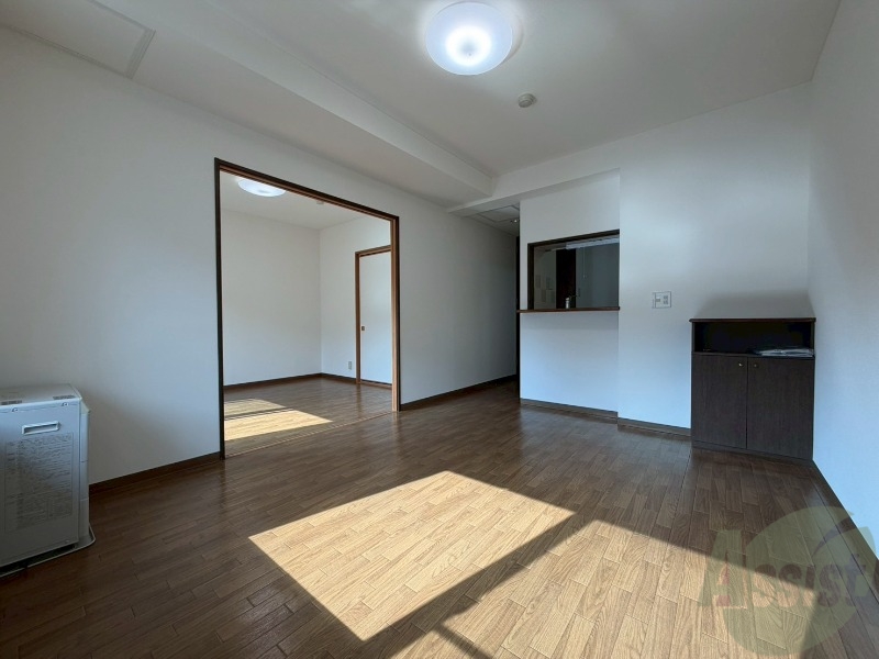 居室・リビング　木目のフローリングは落ち着きのある印象のお部屋になりますね。