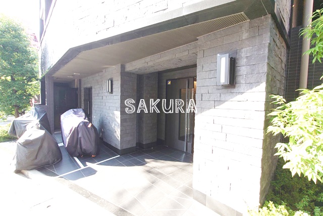エントランス　重厚感のある建物デザイン♪