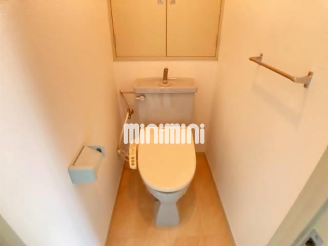 トイレ　嬉しい温水洗浄便座付きのトイレです。
