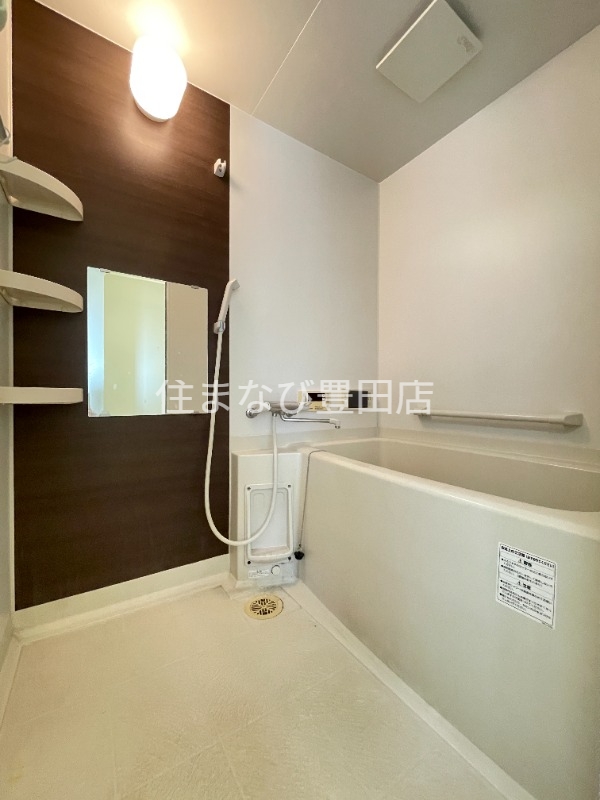 バス・シャワールーム　清掃前　同型別部屋写真