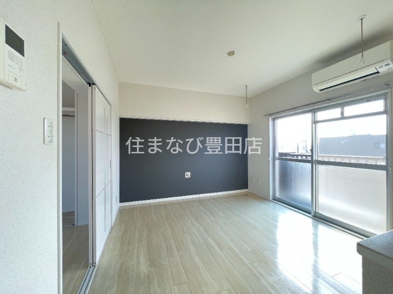 居室・リビング　清掃前　同型別部屋写真