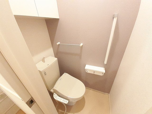 トイレ　落ち着いた色調のトイレです