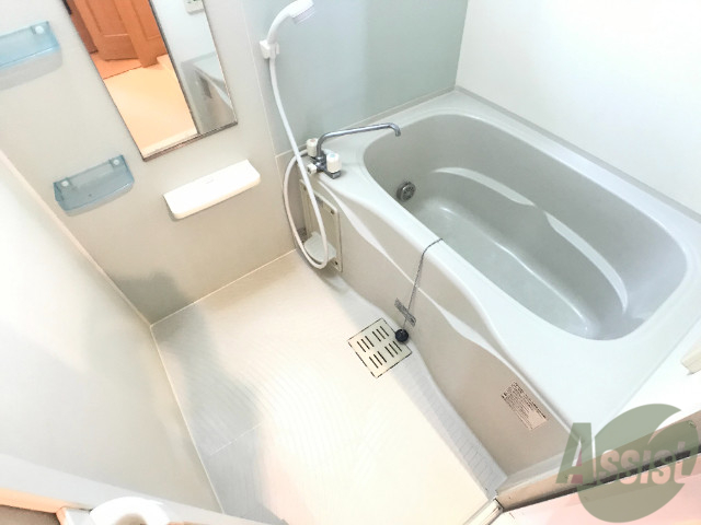 バス・シャワールーム　足を伸ばしては入れるお風呂が嬉しいです。
