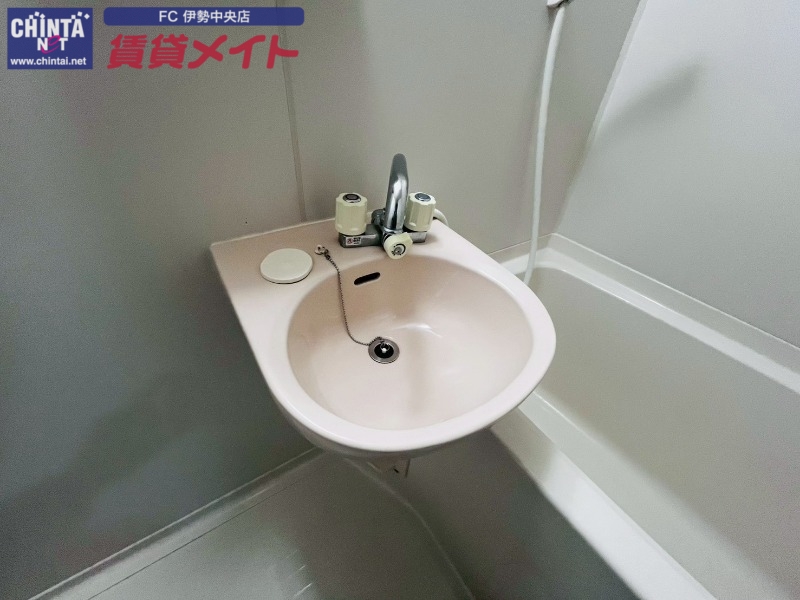 洗面設備　同型参考写真