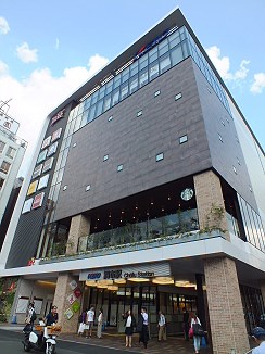 ショッピングセンター　トリエ京王調布（ショッピングセンター）まで841m