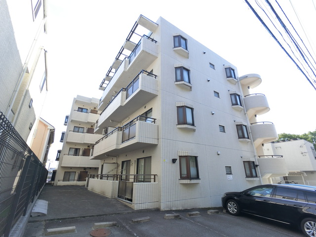 建物外観　外観（駐車場側から）