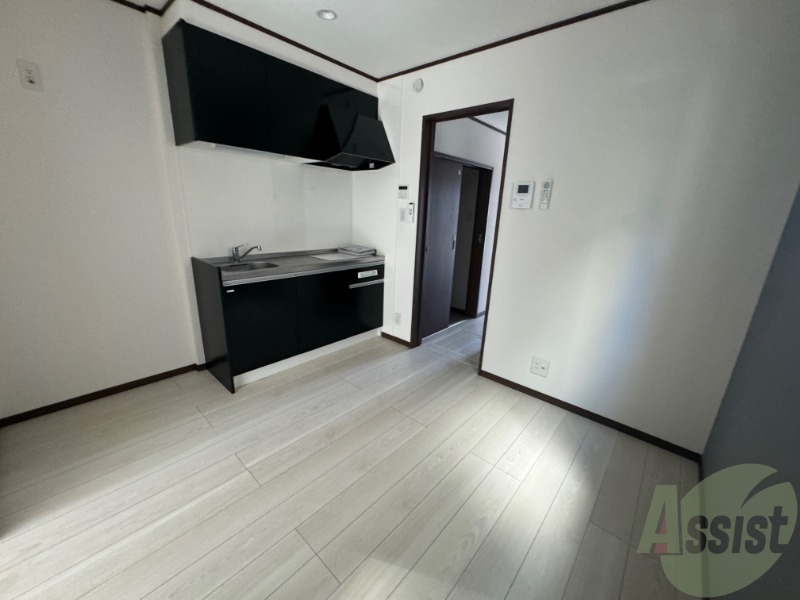 居室・リビング　白を基調とした綺麗なお部屋ですね。日当たりも良好です