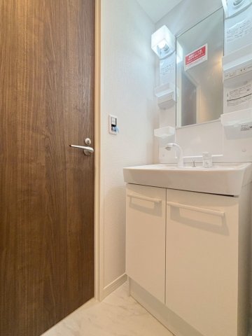 洗面設備　独立洗面台、小物を置くことができて便利です