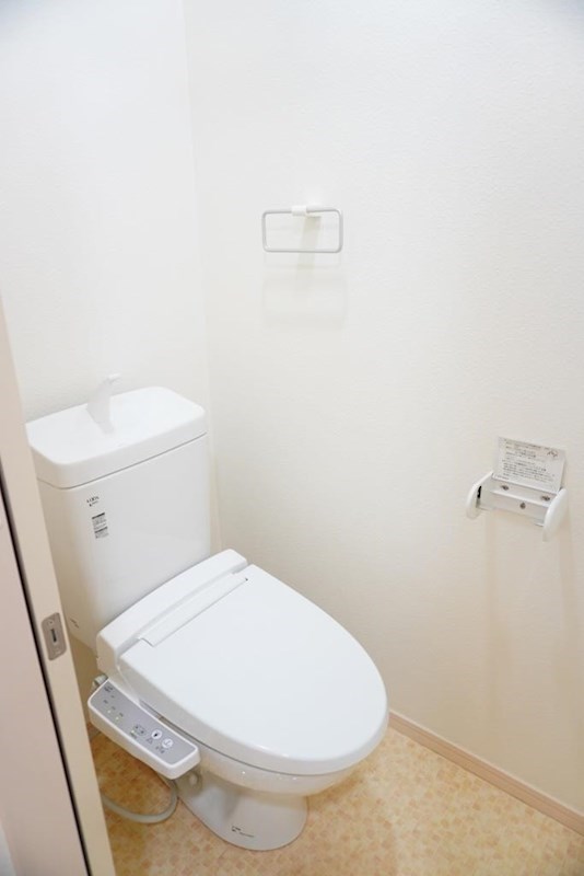 トイレ　トイレは快適な温水洗浄便座付き