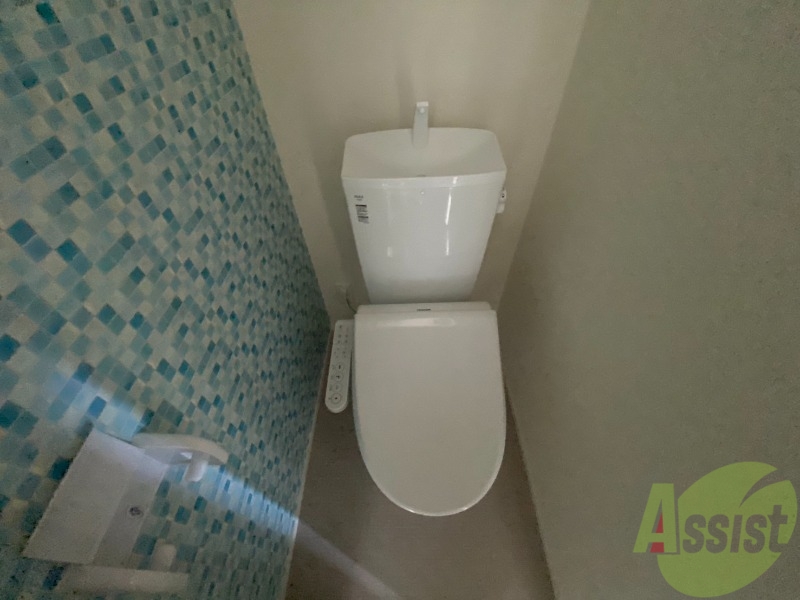 トイレ　トイレはこちらのウォシュレット付きになりますね。