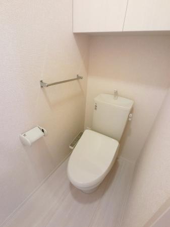 トイレ　清掃用品やトイレットペーパーの収納もバッチリです☆