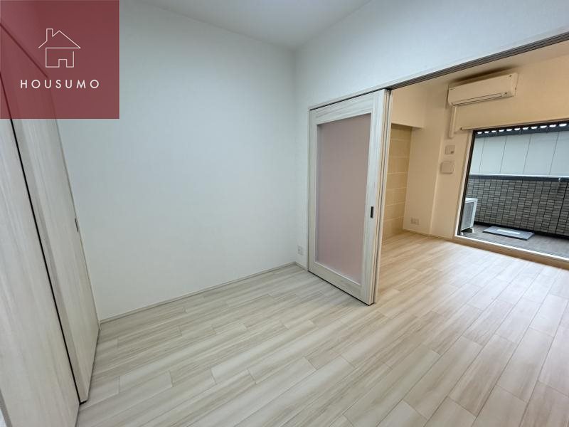 その他部屋・スペース　落ち着いた色調の寝室です