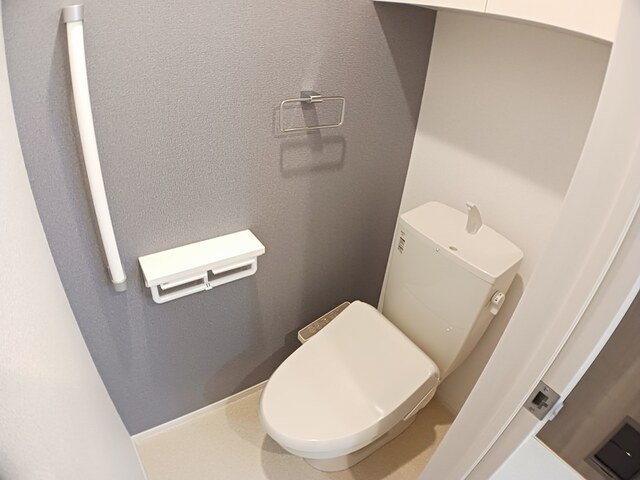 トイレ　落ち着いた色調のトイレです
