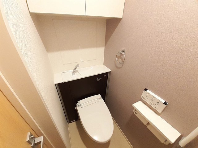 トイレ　落ち着いた色調のトイレです