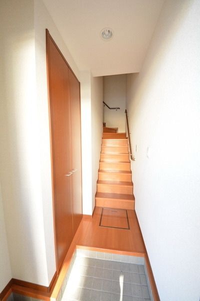 玄関　☆人気の内階段タイプ☆