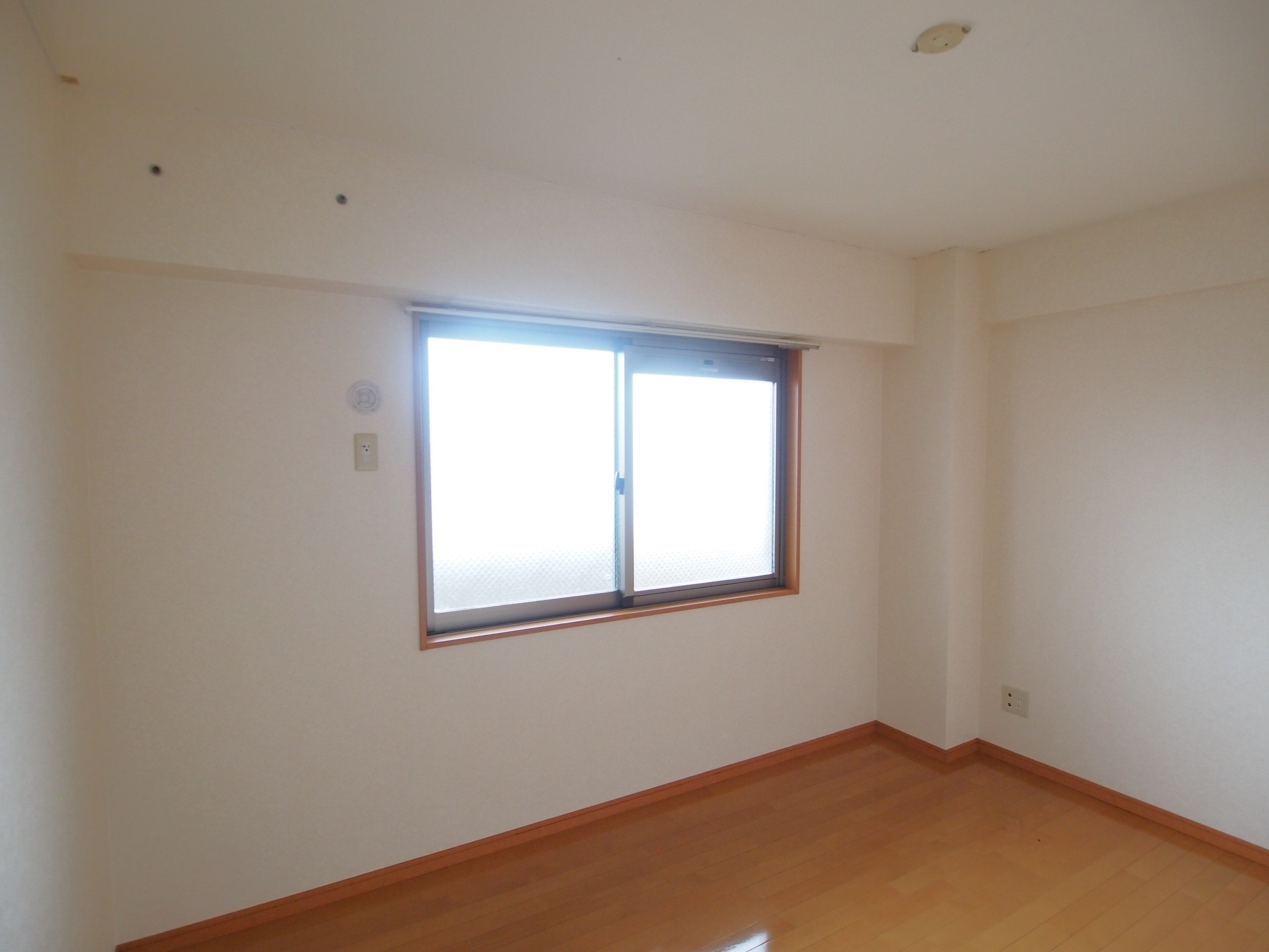 居室・リビング　北側洋室６帖　　フローリングのお部屋なので掃除がしやすいです