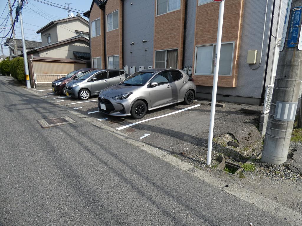 【シエスタミヤザキの駐車場】