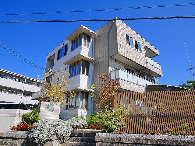 生駒市西松ケ丘のマンションの建物外観