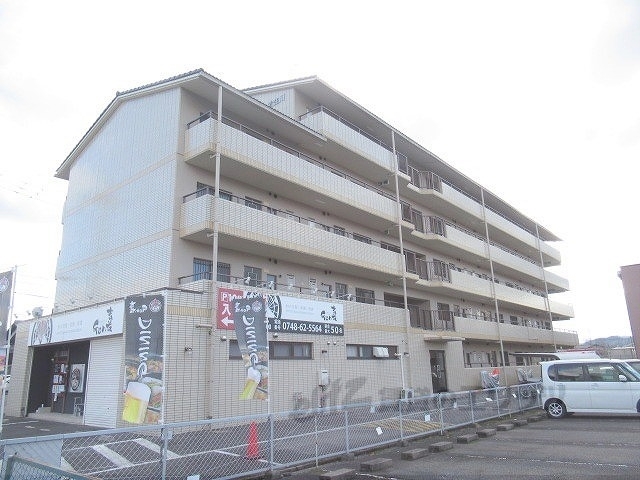 甲賀市水口町虫生野中央のマンションの建物外観