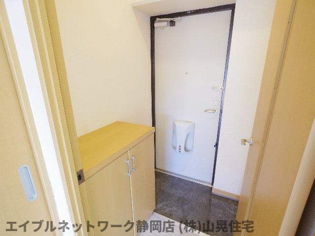 【静岡市葵区西門町のマンションの玄関】