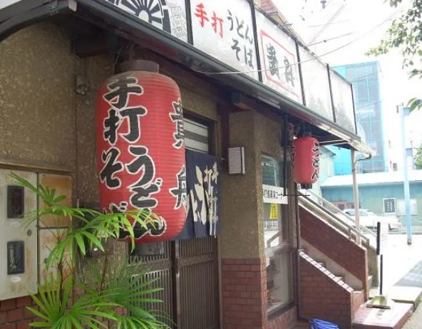 【神戸市須磨区神撫町のマンションの飲食店】