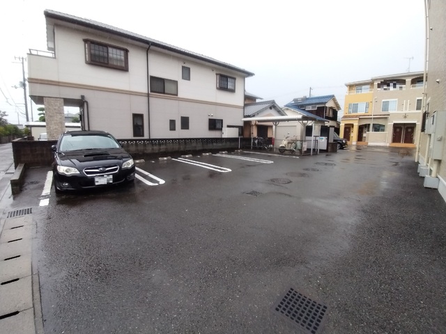 【松山市水泥町のアパートの駐車場】