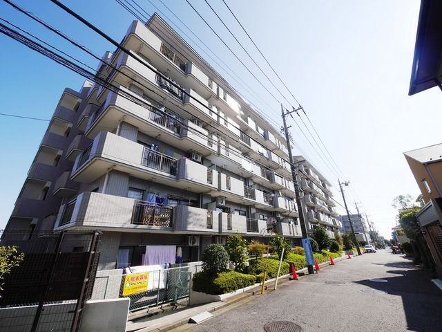 【横浜市都筑区見花山のマンションの建物外観】