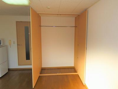 収納　居間に大きい収納スペースがあります