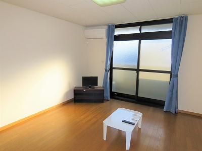 居室・リビング　カーテンやテーブル、テレビも備え付けです