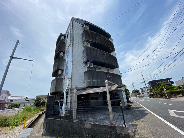 【南国市駅前町のアパートの建物外観】